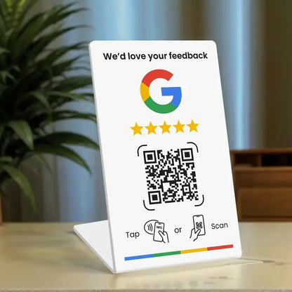 Tarjeta de pie NFC + QR en mesón de local